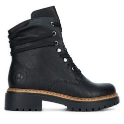 Botki Rieker. Czarne botki damskie Rieker, bez wzorów, bez obcasa, na płaskiej podeszwie, bez zapięcia. Za 295.99 zł.