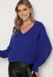 Granatowy Sweter z Dekoltem w V z Domieszką Kaszmiru Mariara. Niebieskie swetry nierozpinane damskie Born2be, uniwersalny, bez wzorów, z jeansu, bez kołnierzyka, bez ramiączek. Za 109.99 zł.