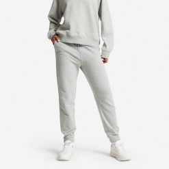Spodnie dresowe damskie Domyos Gym & Pilates. Szare spodnie dresowe damskie DOMYOS, bez wzorów, z bawełny, sportowe, na jogę i pilates. Za 89.99 zł.
