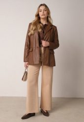 Beżowe Szerokie Jeansy z Wysokim Stanem i Postrzępionymi Nogawkami Fyrelreia. Brązowe jeansy damskie Born2be, bez wzorów, z bawełny, klasyczne, z podwyższonym stanem. Za 99.99 zł.