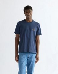 BLUZKI MĘSKIE WRANGLER SMALL GRAPHIC TEE NAVY 112386867. Niebieskie t-shirty męskie Wrangler, m, bez wzorów, bez kołnierzyka, bez ramiączek. Za 79.99 zł.
