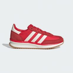 Buty RUN 70s 2.0. Białe obuwie trekkingowe damskie Adidas, ze skóry, bez zapięcia. Za 299.00 zł.