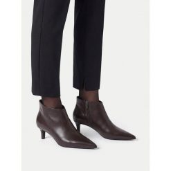 Botki GINO ROSSI. Brązowe botki damskie Gino Rossi, bez wzorów, bez obcasa, na szpilce, bez zapięcia. Za 429.99 zł.