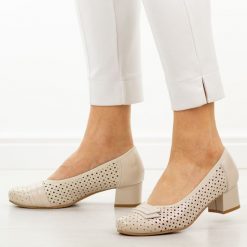 Beżowe ażurowe skórzane czółenka damskie Cambell 19415. Brązowe czółenka damskie Cambell, na jesień, z aplikacjami, ze skóry, eleganckie, z okrągłym noskiem, bez obcasa, na obcasie, bez zapięcia. Za 229.00 zł.