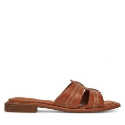 Klapki Clarks. Brązowe klapki damskie Clarks, bez wzorów, bez obcasa, bez zapięcia. Za 279.99 zł.