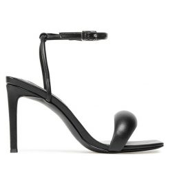 Sandały Steve Madden. Czarne sandały damskie Steve Madden, bez wzorów, bez obcasa, na szpilce, bez zapięcia. Za 329.99 zł.