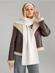 Szalik - kremowy. Białe szaliki damskie Sinsay, bez wzorów, z włókna. Za 39.99 zł.