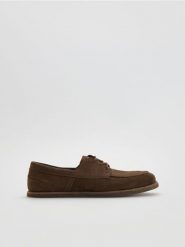 Zamszowe półbuty - ciemnobrązowy. Brązowe półbuty męskie Reserved, bez wzorów, ze skóry, bez obcasa, bez zapięcia. Za 199.99 zł.