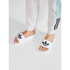 Klapki adidas. Białe klapki damskie Adidas, bez wzorów, sportowe, bez obcasa, bez zapięcia. Za 101.99 zł.