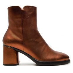 Botki ECCO. Brązowe botki damskie ecco, bez wzorów, bez obcasa, na słupku, bez zapięcia. Za 629.99 zł.