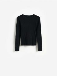 Sweter z ozdobnymi guzikami - czarny. Czarne swetry nierozpinane damskie Reserved, l, bez wzorów, z bawełny, bez kołnierzyka, bez ramiączek. Za 89.99 zł.