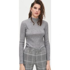 Sweter półgolf w prążki - Jasny szary. Szare swetry nierozpinane damskie Cropp, l, bez wzorów, bez kołnierzyka, bez ramiączek. Za 49.99 zł.