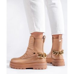 Stylowe workery z łańcuchem beżowy. Brązowe botki damskie bez wzorów, eleganckie, bez obcasa, bez zapięcia. Za 184.68 zł.