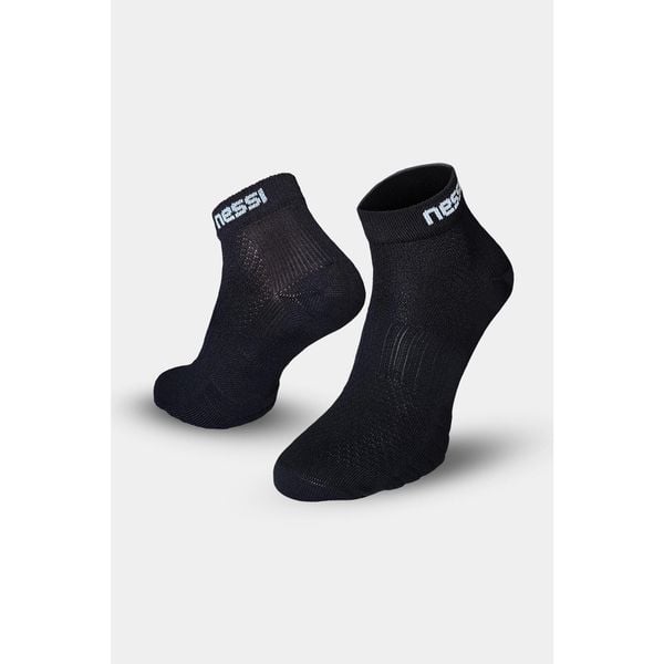 Bezszwowe skarpety oddychające Nessi Sportswear. Czarne skarpetki damskie NESSI SPORTSWEAR, bez wzorów. W wyprzedaży za 35.90 zł.