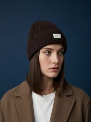 Prążkowana czapka beanie - brązowy. Brązowe czapki damskie Sinsay, bez wzorów, prążkowane. Za 15.99 zł.