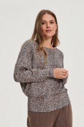 Sweter w panterkę beżowy. Brązowe swetry nierozpinane damskie MOODO, l, bez wzorów, z elastanu, bez kołnierzyka, bez ramiączek. Za 99.99 zł.