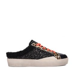 Klapki Eva Minge. Czarne klapki damskie Eva Minge, bez wzorów, bez obcasa, bez zapięcia. Za 379.99 zł.