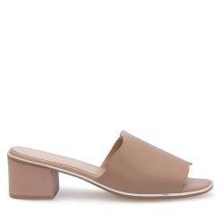 Klapki Lasocki. Brązowe klapki damskie Lasocki, bez wzorów, bez obcasa, bez zapięcia. Za 199.99 zł.