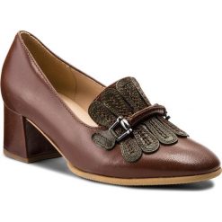 Półbuty GABOR - 82.201.24 Teak/Olive. Brązowe półbuty damskie Gabor, z aplikacjami, z materiału, bez obcasa, na obcasie, bez zapięcia. W wyprzedaży za 399.00 zł.
