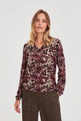 Wzorzysty sweter brązowy. Brązowe swetry nierozpinane damskie MOODO, bez wzorów, z elastanu, bez kołnierzyka, bez ramiączek. Za 89.99 zł.