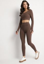 Brązowy Komplet Sportowy Legginsy i Bluzka z Odkrytymi Plecami Dasalla. Brązowe legginsy damskie Born2be, m, bez wzorów, z podwyższonym stanem, długie, na fitness i siłownię. Za 89.99 zł.