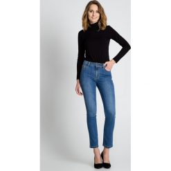 Niebieskie jeansowe spodnie BIALCON. Niebieskie spodnie sportowe damskie BIALCON, bez wzorów, z jeansu. W wyprzedaży za 115.00 zł.