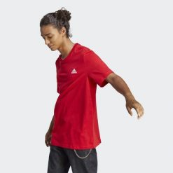 Koszulka sportowa męska adidas Essentials. Czerwone koszulki sportowe męskie Adidas, l, bez wzorów, bez ramiączek, do piłki nożnej. Za 96.00 zł.