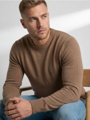 Bawełniany sweter basic - brązowy. Brązowe swetry męskie Sinsay, l, bez wzorów, z bawełny, bez kołnierzyka, bez ramiączek. Za 39.99 zł.