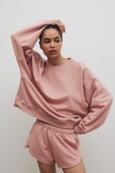 Bluza damska z przeszyciami w kolorze COTTONE ROSE - NORD-UNI. Czerwone bluzy damskie Marsala, m, bez wzorów, z bawełny, bez ramiączek, bez kaptura. Za 319.90 zł.