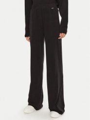 Guess Spodnie dresowe O4BB02 KCHZ2 Czarny Relaxed Fit. Czarne spodnie dresowe damskie Guess, z aplikacjami, z dresówki. Za 179.99 zł.