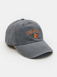 Bawełniana czapka z daszkiem i haftem - szary. Szare czapki damskie Sinsay, bez wzorów, z bawełny. Za 19.99 zł.