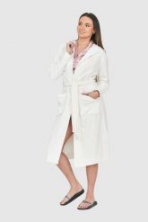 JUICY COUTURE Welurowy szlafrok w logo z kapturem. Białe szlafroki damskie Juicy Couture, s, bez wzorów, z weluru, bez ramiączek, z kapturem. W wyprzedaży za 399.99 zł.