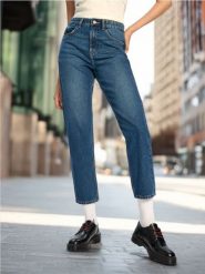 Jeansy mom fit - granatowy. Niebieskie jeansy damskie Sinsay, bez wzorów, z bawełny. W wyprzedaży za 29.99 zł.