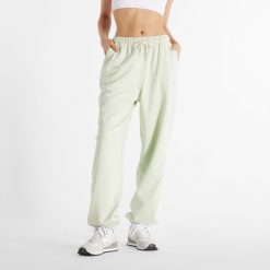 Spodnie damskie New Balance WP41513NUM – miętowe. Zielone spodnie dresowe damskie New Balance, bez wzorów, z bawełny, klasyczne, z podwyższonym stanem. Za 169.99 zł.
