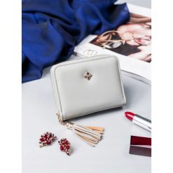 Portmonetka damska na zamek szara Milano Design - szary. Szare portfele damskie MILANO DESIGN, ze skóry. Za 25.99 zł.
