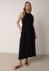 Czarna Wiskozowa Sukienka Bez Rękawów z Warkoczowym Splotem przy Dekolcie Shirineli. Czarne sukienki damskie Born2be, na co dzień, l, bez wzorów, z tkaniny, boho, bez kołnierzyka, plus size, bez ramiączek, maxi, proste. Za 109.99 zł.