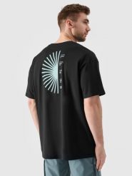 4F T-shirt oversize z nadrukiem męski - czarny S. Czarne t-shirty męskie 4F, m, bez wzorów, z bawełny, bez kołnierzyka, bez ramiączek. W wyprzedaży za 39.99 zł.
