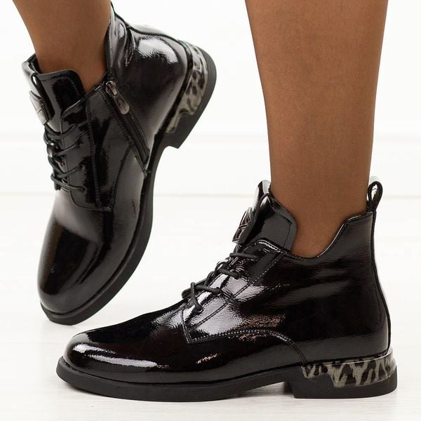 Czarne lakierowane botki damskie Filippo Dbt7229/25. Czarne botki damskie Filippo, na jesień, bez wzorów, z jeansu, eleganckie, z okrągłym noskiem, bez obcasa, na płaskiej podeszwie, bez zapięcia. Za 289.00 zł.