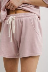 Szorty welurowe w kolorze DUSTY PINK - PETREY-L. Czerwone szorty damskie Marsala, bez wzorów, z bawełny, sportowe. W wyprzedaży za 59.96 zł.