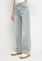 Jasnoniebieskie Jeansy o Szerokim Kroju z Wysokim Stanem Lanarion. Niebieskie jeansy damskie Born2be, z aplikacjami, z denimu, z podwyższonym stanem. Za 89.99 zł.