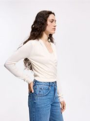 Sweter z dodatkiem acetatu - kremowy. Białe swetry nierozpinane damskie Reserved, l, bez wzorów, z acetatu, bez kołnierzyka, bez ramiączek. Za 139.99 zł.