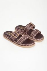 Klapki damskie skórzane z cyrkoniami CESARE CASADEI. Klapki damskie CESARE CASADEI, bez wzorów, bez obcasa, bez zapięcia. Za 1,999.00 zł.