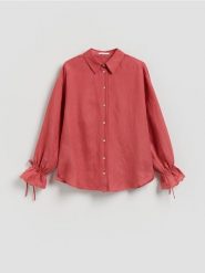Koszula z lnem - intenstywna czerwień. Czerwone koszule damskie Reserved, l, bez wzorów, z tkaniny, bez kołnierzyka, bez ramiączek. Za 129.99 zł.