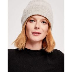 Czapka w kolorze jasnoszarym. Szare czapki damskie ZOCHA, bez wzorów, z kaszmiru. W wyprzedaży za 119.95 zł.