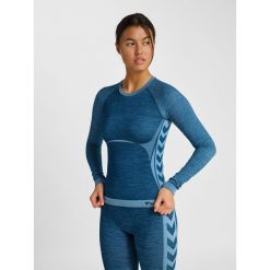 Damska dopasowana koszulka z długim rękawem bez szwów Hummel Clea. Niebieskie bluzki damskie Hummel, bez wzorów, sportowe, bez kołnierzyka, bez ramiączek. Za 240.50 zł.