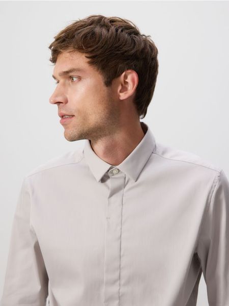 Gładka koszula super slim fit - beżowy. Brązowe koszule męskie Reserved, l, bez wzorów, z bawełny, bez kołnierzyka, bez ramiączek. Za 129.99 zł.