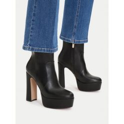 Botki Nine West. Czarne botki damskie Nine West, bez wzorów, bez obcasa, na słupku, bez zapięcia. Za 329.99 zł.