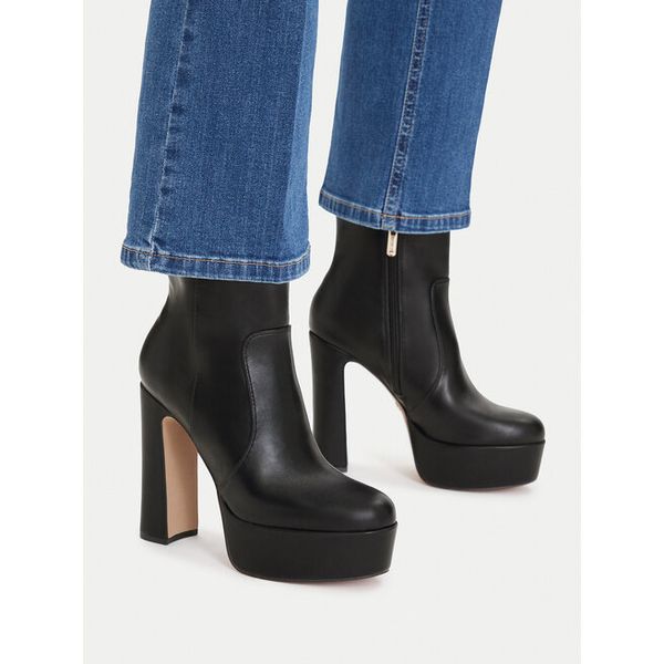 Botki Nine West. Czarne botki damskie Nine West, bez wzorów, bez obcasa, na słupku, bez zapięcia. Za 329.99 zł.