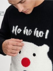 Sweter świąteczny z motywem niedźwiedzia polarnego - czarny. Czarne swetry męskie Sinsay, l, bez wzorów, wizytowe, bez kołnierzyka, bez ramiączek. Za 59.99 zł.