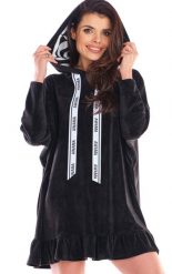 Przedłużona Bluza Welurowa z Falbanką - Czarna. Czarne bluzy damskie Awama, uniwersalny, bez wzorów, z elastanu, bez ramiączek, bez kaptura. Za 269.90 zł.